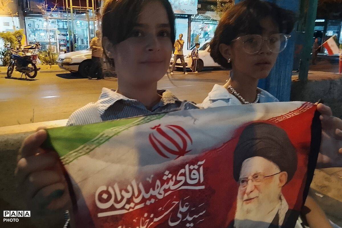 کوچک‌ترین حاضران شهرک انقلاب؛ کودکان در قاب یک اجتماع مردمی