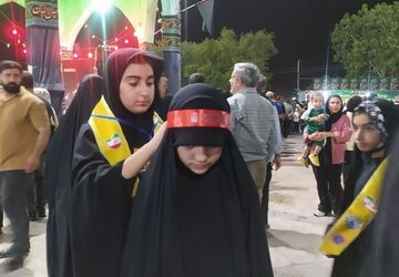 تجلی ایثار در مسیر عاشقی؛ دانش‌آموزان اندیمشک میزبان زائران کوچک اربعین شدند