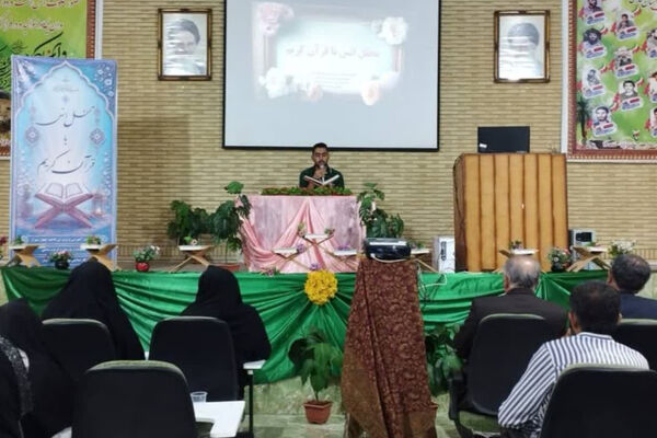 تقدیر از مدیران قرآنی ناحیه چهار شیراز در دبیرستان شاهد ۱۴
