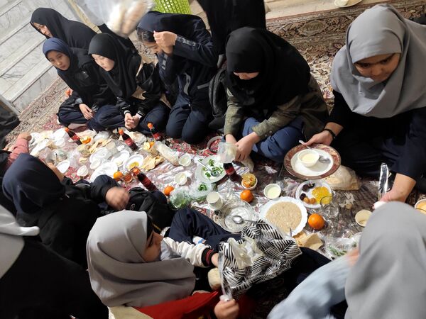 برپایی سفره افطار در دبیرستان امام علی(ع)ناحیه پنج 