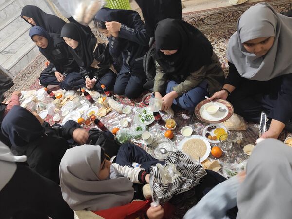 برپایی سفره افطار در دبیرستان امام علی(ع)ناحیه پنج 