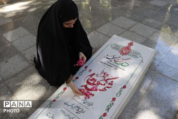 آغاز سال تحصیلی در دبیرستان فاطمه‌الزهرا(س) آشخانه با غبارروبی مزار شهدای گمنام 