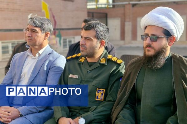 آیین نواخته شدن زنگ انقلاب اسلامی در مدرسه آیت‌الله خامنه‌ای قرچک