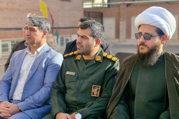 آیین نواخته شدن زنگ انقلاب اسلامی در مدرسه آیت‌الله خامنه‌ای قرچک