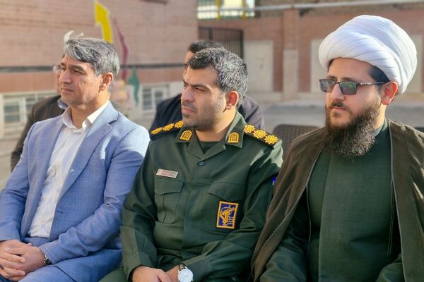 آیین نواخته شدن زنگ انقلاب اسلامی در مدرسه آیت‌الله خامنه‌ای قرچک