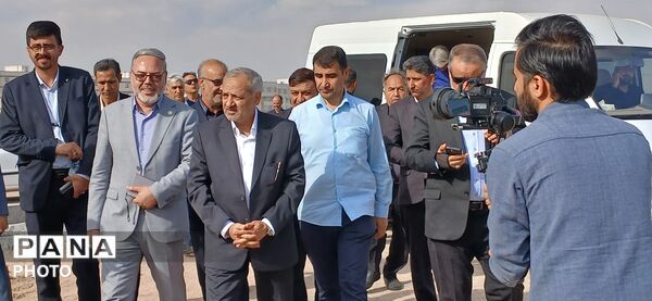کلنگ زنی مدرسه ۱۲ کلاسه ایران با حضور وزیر آموزش و پرورش