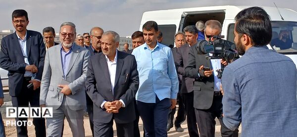کلنگ زنی مدرسه ۱۲ کلاسه ایران با حضور وزیر آموزش و پرورش