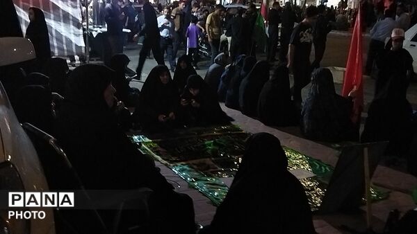 سفره صلوات با عکس رهبر شهید  در صد و بیست و ششمین شب از اجتماعات مردمی 