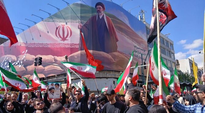تهران در روز اربعین امام شهید امت، مملو از جمعیت شد 