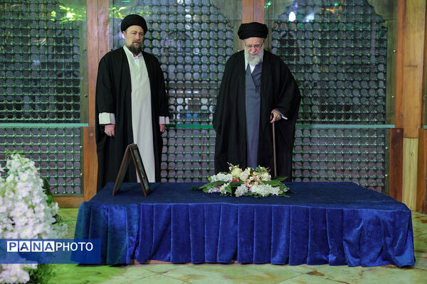 حضور رهبر معظم انقلاب در مرقد بنیانگذار جمهوری اسلامی ایران