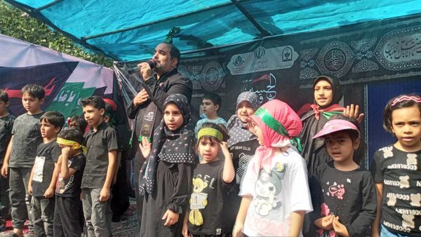 استقبال پر شور مردم از پیاده روی جاماندگان اربعین در مسیر خیابان ۱۷ شهریور تهران