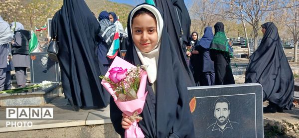 دلجویی دختران دانش‌آموز از خانواده شهدای جنگ رمضان در دهه کرامت 