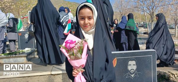 دلجویی دختران دانش‌آموز از خانواده شهدای جنگ رمضان در دهه کرامت 