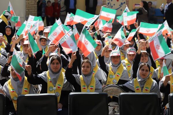 جشن عاطفه‌ها در دبیرستان ۱۳ آبان تبریز