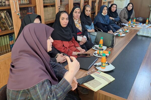جلسه انجمن اولیا و مربیان و هیات امنا برای فردای دانش‌آموزان دبیرستان پویش شیراز 