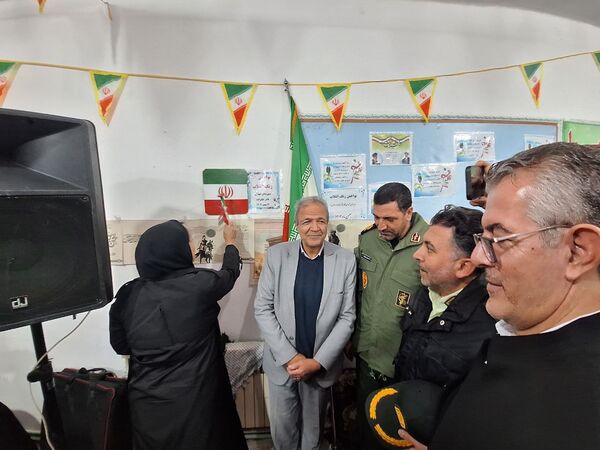 نواختن زنگ انقلاب در مدرسه قادر خانزاده شهرستان بانه