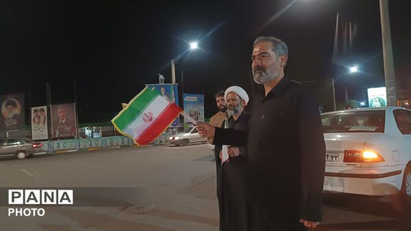 توزیع پرچم جمهوری اسلامی ایران و پوستر امام شهید در کاشمر 