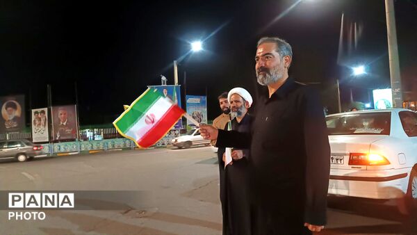 توزیع پرچم جمهوری اسلامی ایران و پوستر امام شهید در کاشمر 