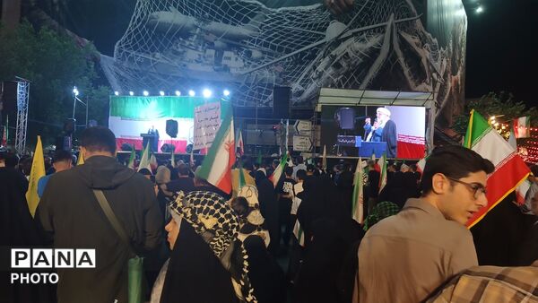 مردم همچنان در صحنه 