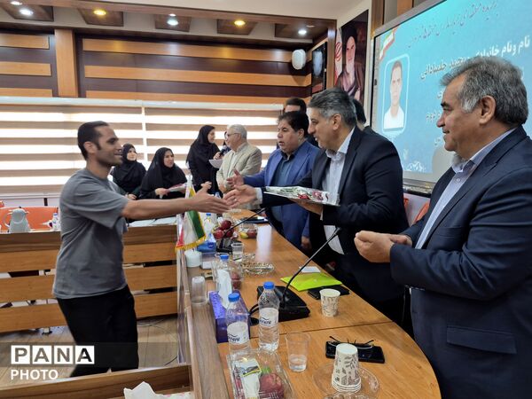 معلمان نمونه در قاب افتخار آموزش و پرورش منطقه ۵