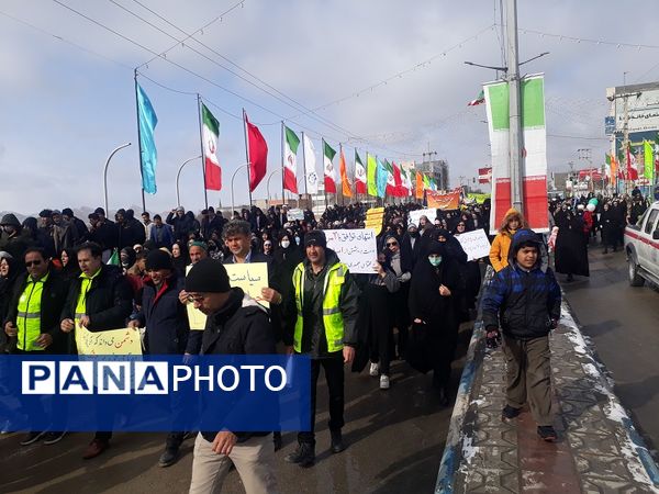 جلوه‌هایی از حماسه آفرینی مردم شیروان در راهپیمایی ۲۲ بهمن 