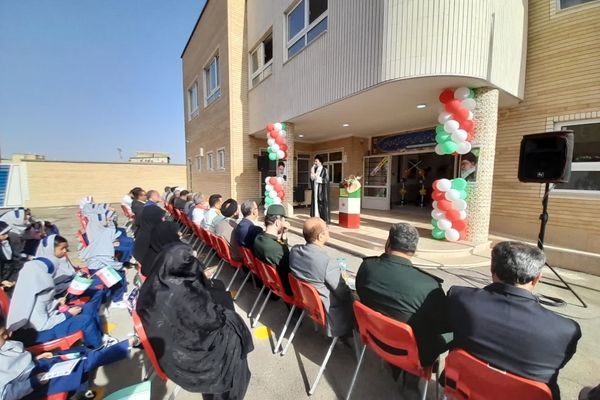 آیین نواخته شدن زنگ مهر در مدرسه شهدای بار فروش با حضور مسئولان استان و شهرستان کاشان