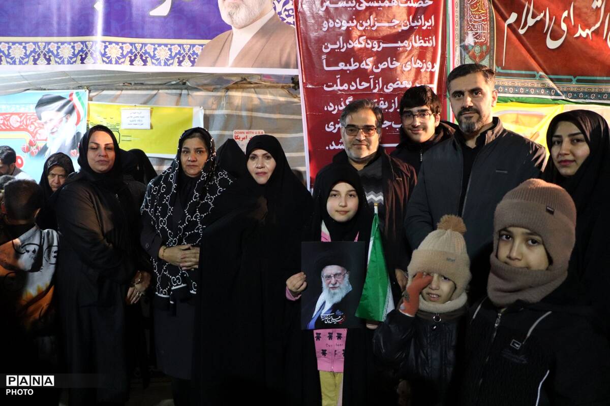 فریاد استکبارستیزی در شبِ جمهوری اسلامی 