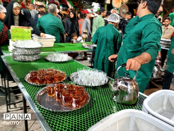 فعالیت موکب چایخانه حضرت زهرا(س)  در حسینیه امام خمینی نیشابور 