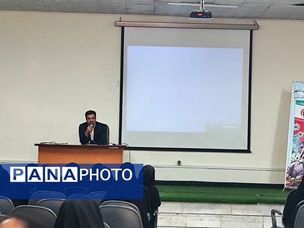 برگزاری کارگاه آموزشی معلم تحول آفرین در دبیرستان مشکوه نور