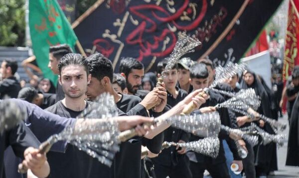 رود اشک و عشق در مسیر حرم همزمان با شکوه عزاداری هیئات‌ در خیابان‌های مشهد