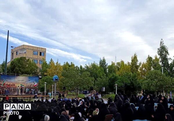 آیین قرائت دعای پرفیض عرفه در جوار یادمان شهید گمنام بوستان گلهای قم