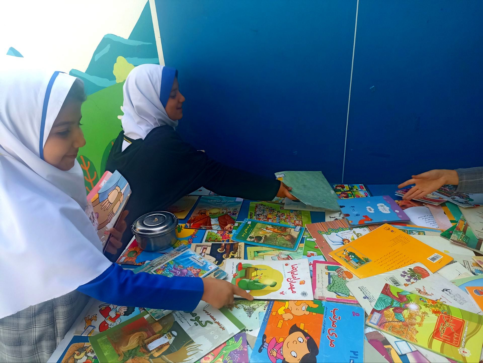 نمایشگاه کتاب به مناسبت هفته کتاب و کتابخوانی در دبستان کبری سرشته