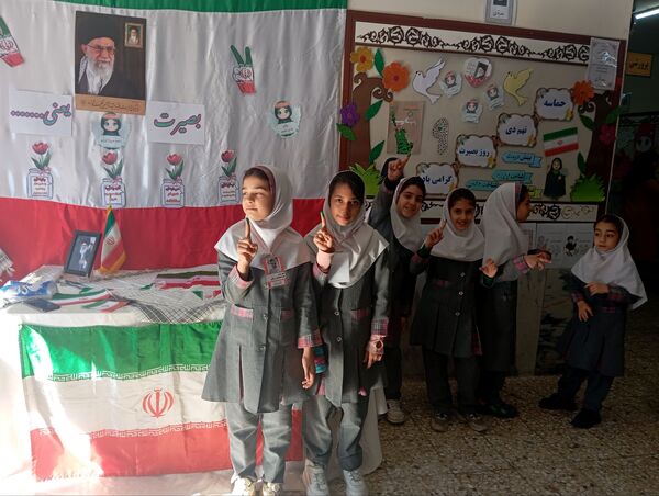 گرامیداشت حماسه ۹ دی ماه در دبستان دخترانه نرجس یک 