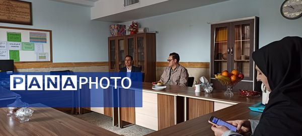 دیدار مدیریت آموزش و پرورش شهریار با دانش‌آموزان مدرسه توحید به مناسبت هفته پژوهش