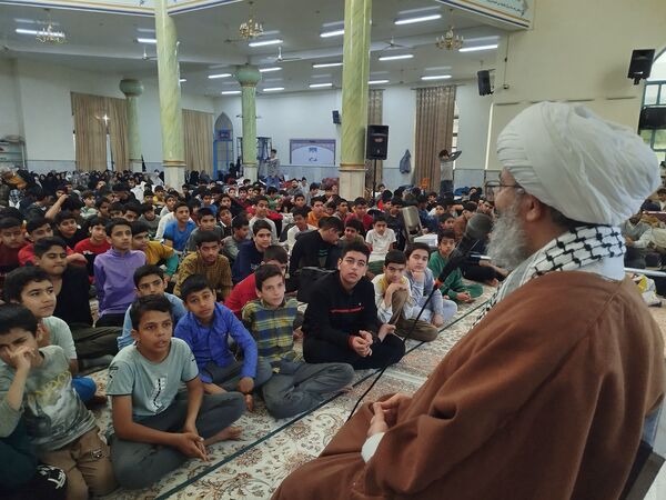 حضور امام جمعه شهرستان کاشمر در بین معتکفین دانش‌آموز در مسجد جامع شهرستان کاشمر 