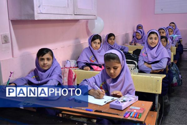 جشن میلاد حضرت زینب(س) با حضور مادران پرستار در دبستان علویان بهارستان‌دو