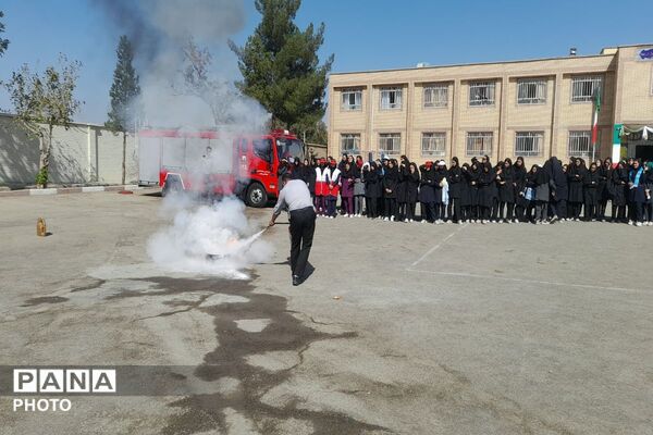 حضور آتش‌نشانی و هلال‌احمر در دبیرستان و هنرستان حضرت زهرا (س) ورامین