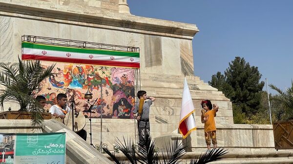 فرزندان ایران زمین در کنار آرامگاه حکیم‌ توس