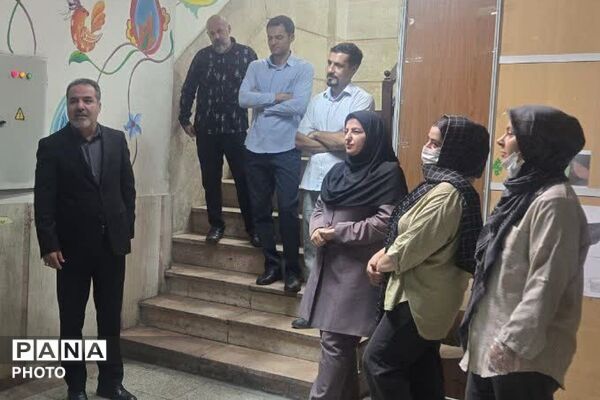 بازدید مدیر آموزش و پرورش ناحیه دو شهرری از دبستان پانزده خرداد 