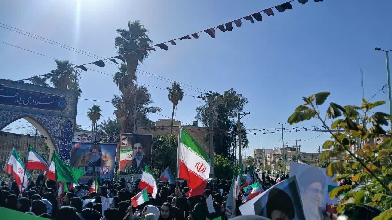 تجمع مردم پلدختر در میدان شهید بهشتی برای بیعت با سومین رهبر جمهوری اسلامی ایران