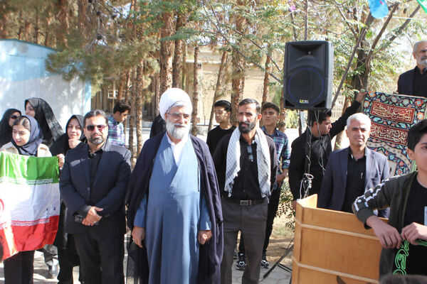 مجتمع مدارس سما کاشان ۱۳ آبان را با یاد شهدا و نام زهرا(س) گرامی داشت