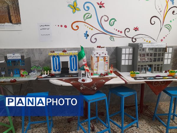 برپایی نمایشگاه به‌مناسبت هفته پژوهش در هنرستان بدیع مشهد