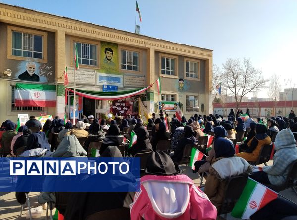 نواختن زنگ انقلاب در دبیرستان بنت‌الهدی صدر رضویه