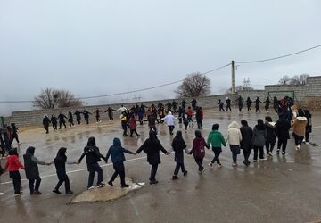شادی دانش‌آموزان میانکوه همراه با باران زمستانی