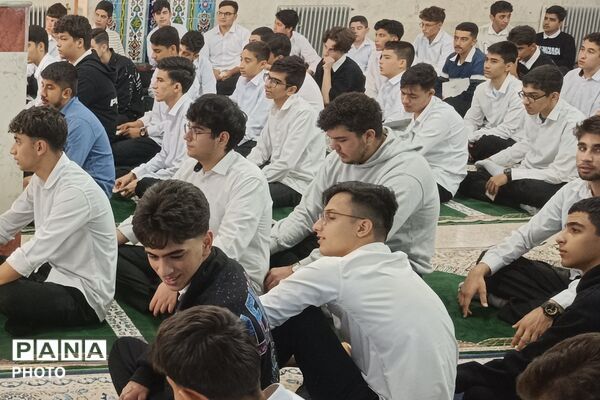 طنین زیارت عاشورا در دبیرستان نمونه دولتی شهدای علم و فناوری