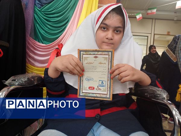 تهیه ویلچر برای دانش‌آموزان کم توان