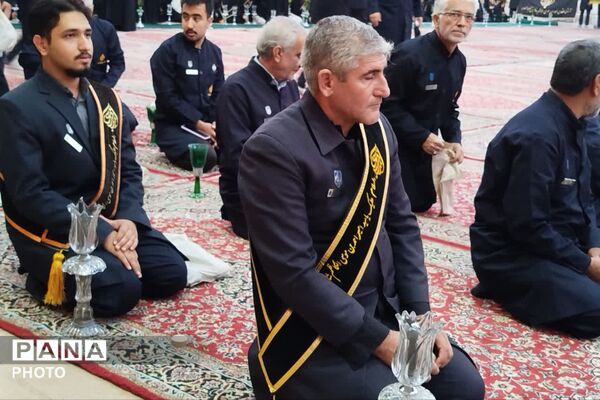 آیین لاله‌گردانی در شام غریبان امام رضا(ع)
