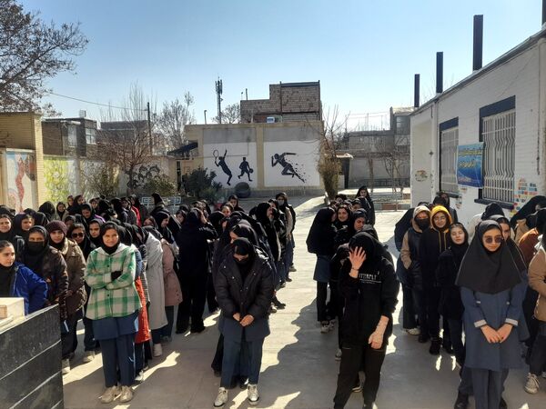 گلباران تمثال امام و تقدیر از دانش‌آموزان برتر  هنرستان بصیرت آشخانه