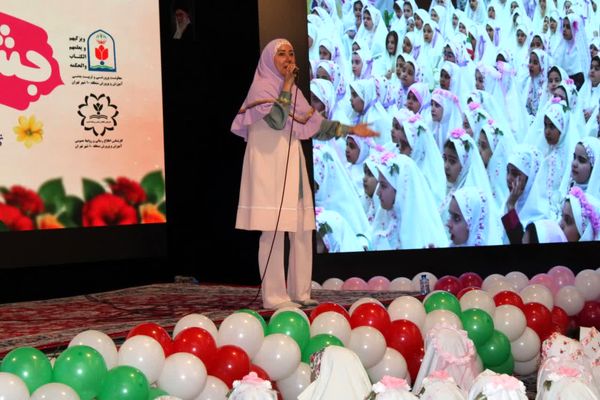 جشن عبادت ۱۳۰۰ نفر از دختران منطقه ۱۰ در مهدیه امام حسن مجتبی(ع)