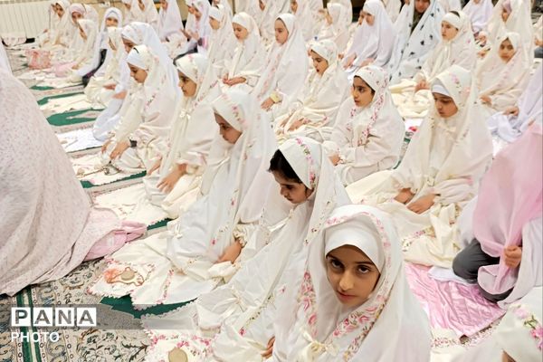 جشن روزه اولی‌ها در دبستان الهام حاجیان ناحیه دو شهرری 